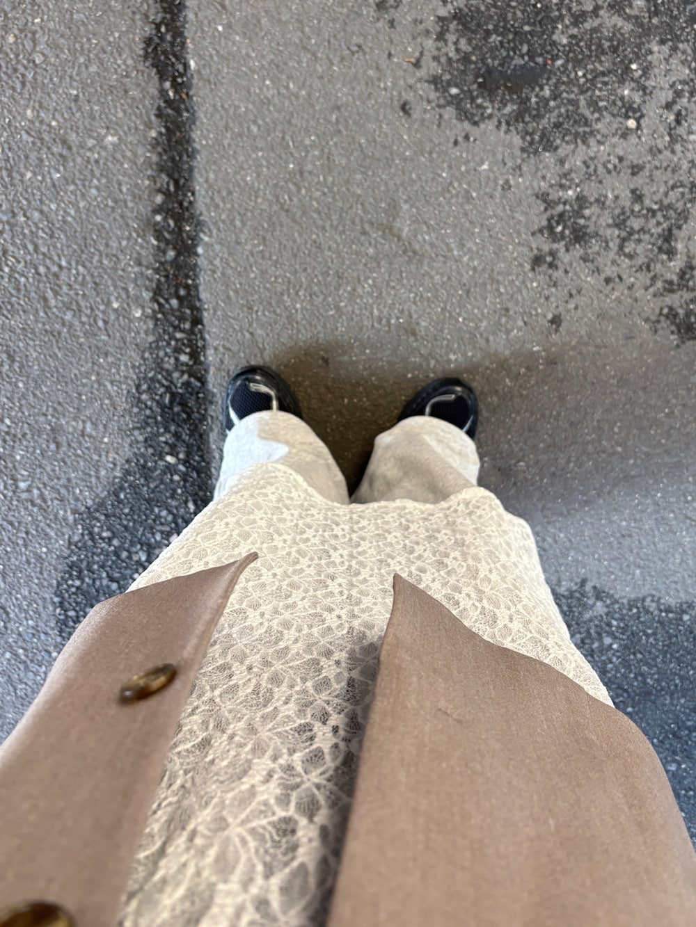 グレー系のノーカラージャケット、ホワイト系のワンピース、グレー系のその他パンツを着用したレディースの春コーディネートの4枚目の写真