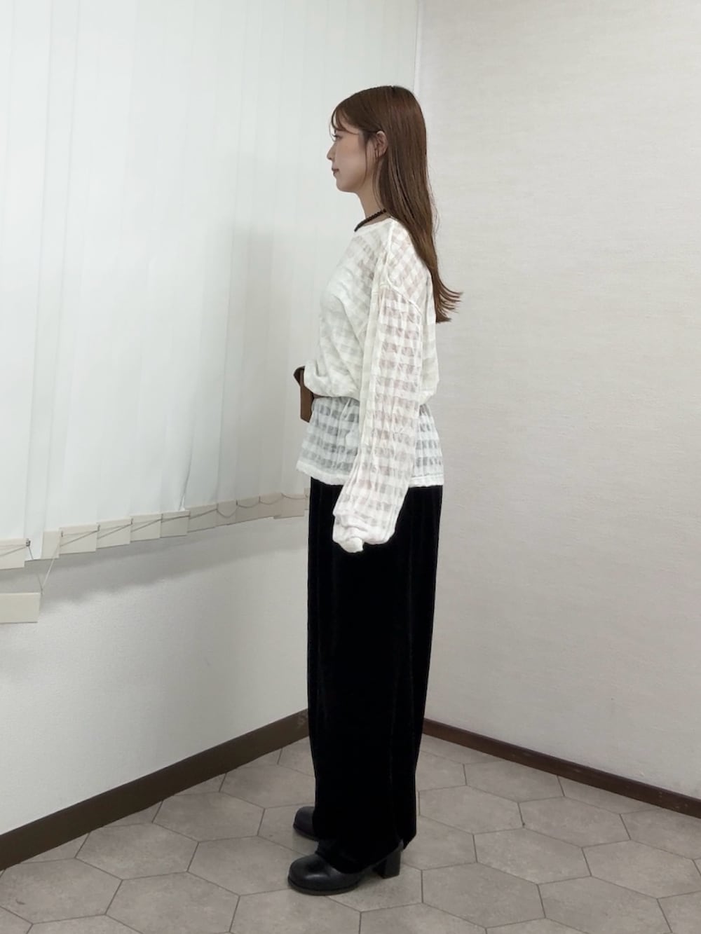 ホワイト系のTシャツ/カットソー、イエロー系のボディバッグ/ウエストポーチ、ブラック系のその他パンツを着用したレディースの秋コーディネートの2枚目の写真
