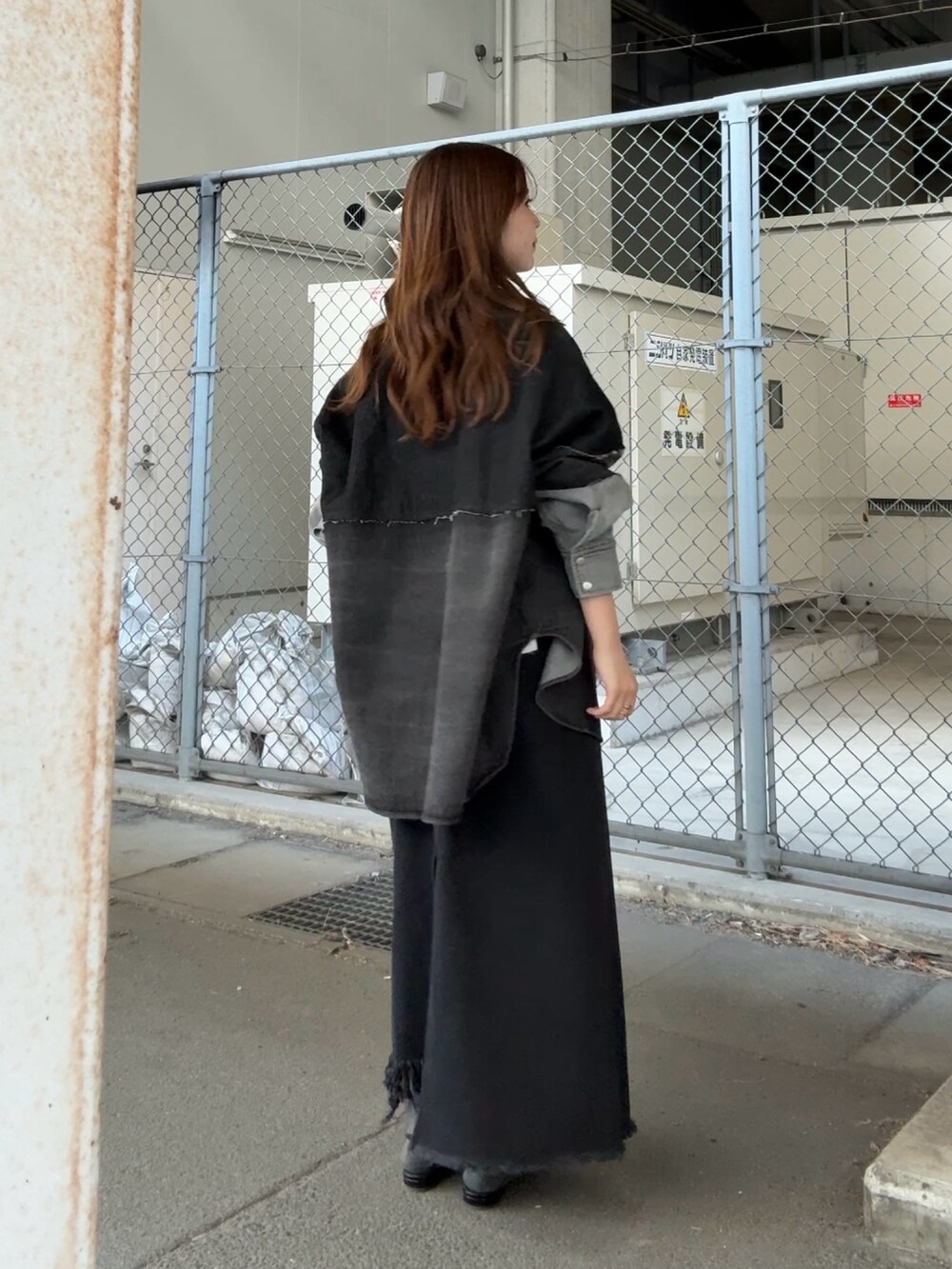 グレー系のシャツ/ブラウス、ブラック系のスカートを着用したレディースの冬コーディネートの3枚目の写真