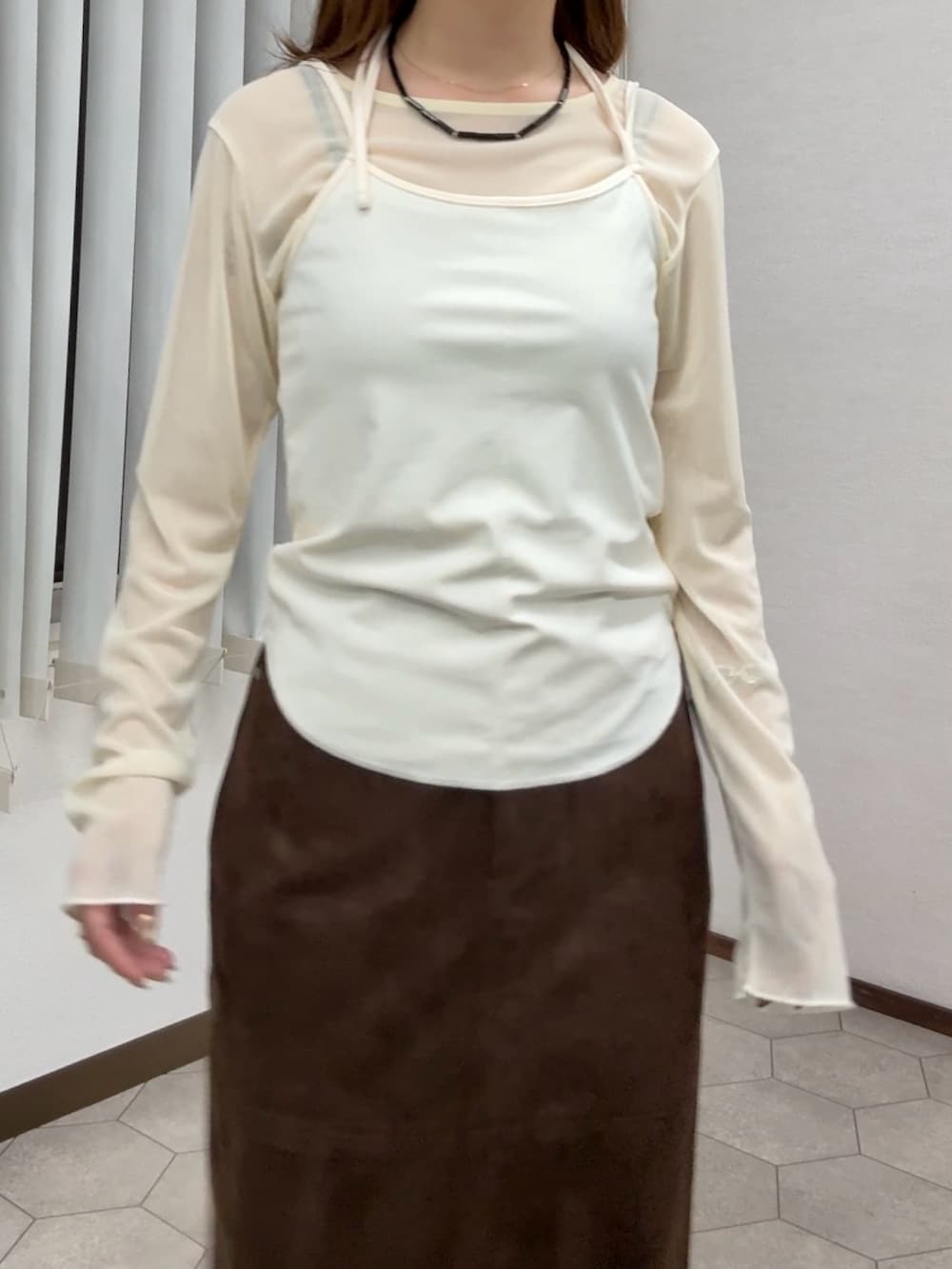 ホワイト系のTシャツ/カットソー、ホワイト系のキャミソール、ブラウン系のスカートを着用したレディースの夏コーディネートの4枚目の写真