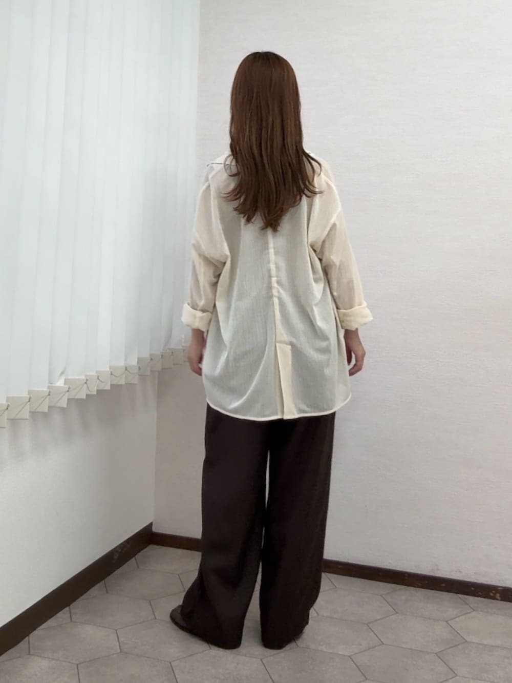 ホワイト系のその他アウター、ブラウン系のキャミソール、ブラウン系のその他パンツを着用したレディースの秋コーディネートの3枚目の写真