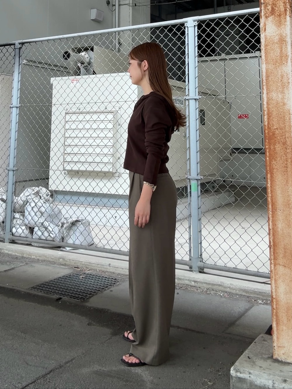 グリーン系のその他パンツ、ブラウン系のパーカー、ブラック系のネックレスを着用したレディースの夏コーディネートの2枚目の写真