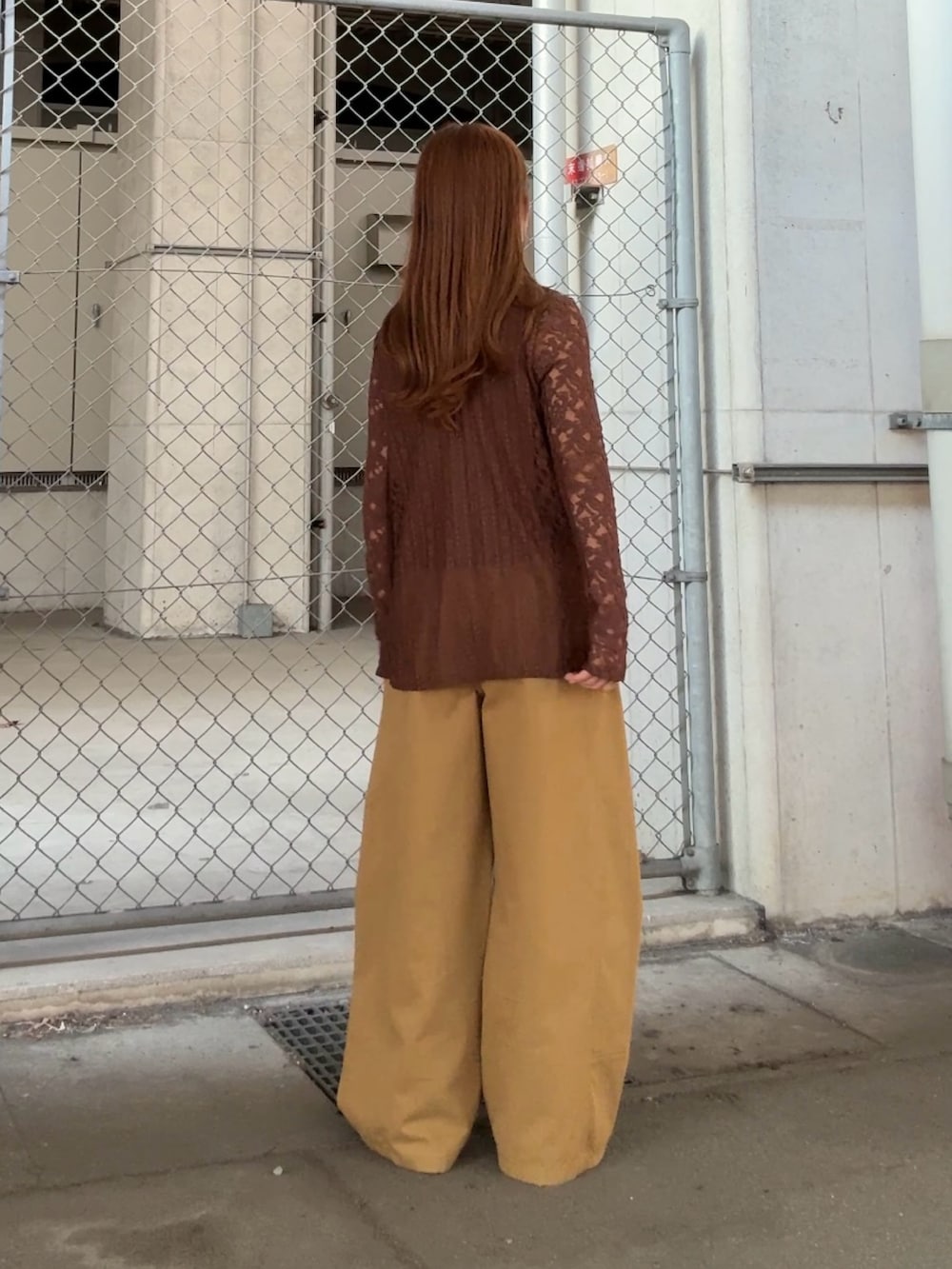 ブラウン系のカーディガン/ボレロ、グリーン系のその他パンツを着用したレディースの夏コーディネートの3枚目の写真