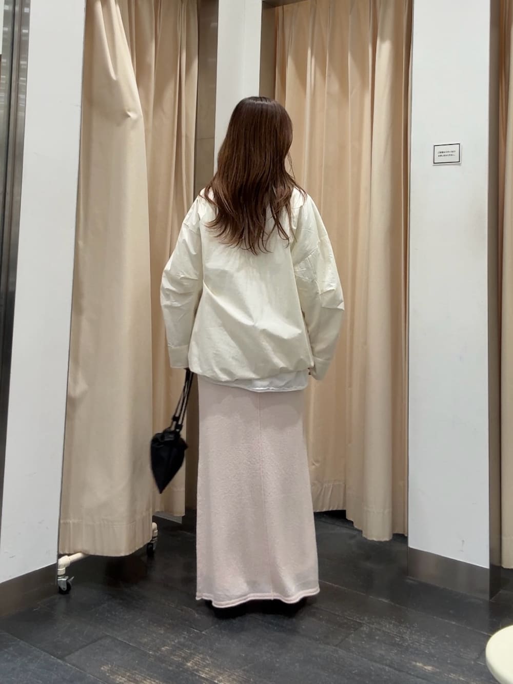 ホワイト系のその他アウター、ホワイト系のTシャツ/カットソー、ピンク系のスカートを着用したレディースの春コーディネートの3枚目の写真