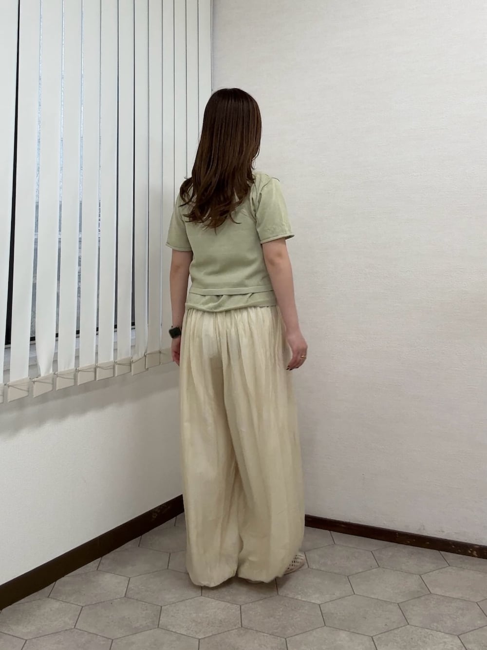 ベージュ系のカーディガン/ボレロ、ホワイト系のその他パンツ、ホワイト系のサンダルを着用したレディースの春コーディネートの3枚目の写真