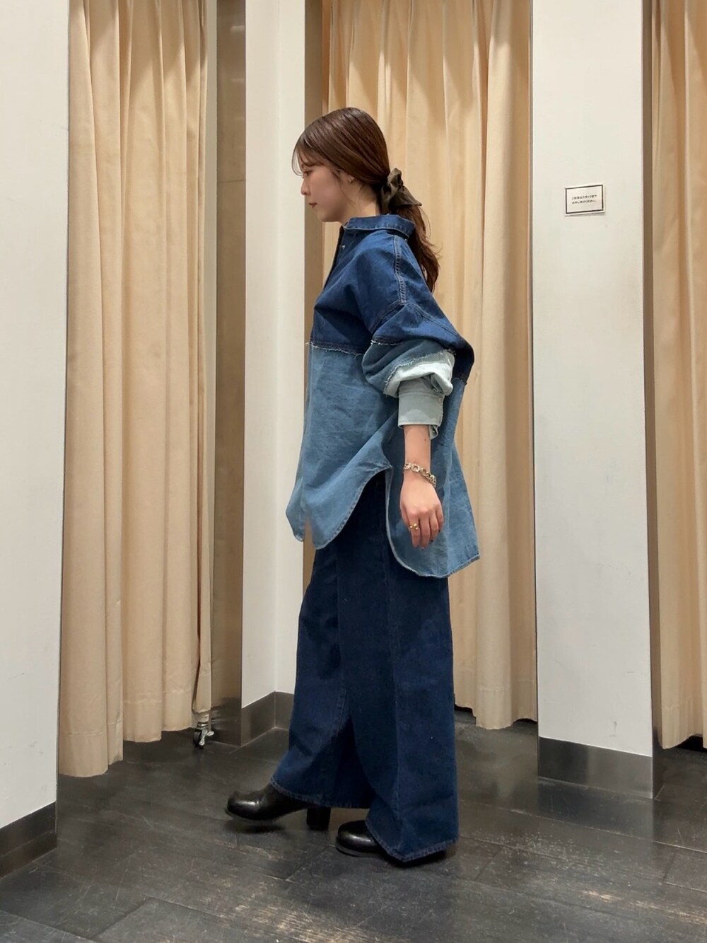 ブルー系のシャツ/ブラウス、ブルー系のデニムパンツ、ブラック系のサンダルを着用したレディースの冬コーディネートの2枚目の写真