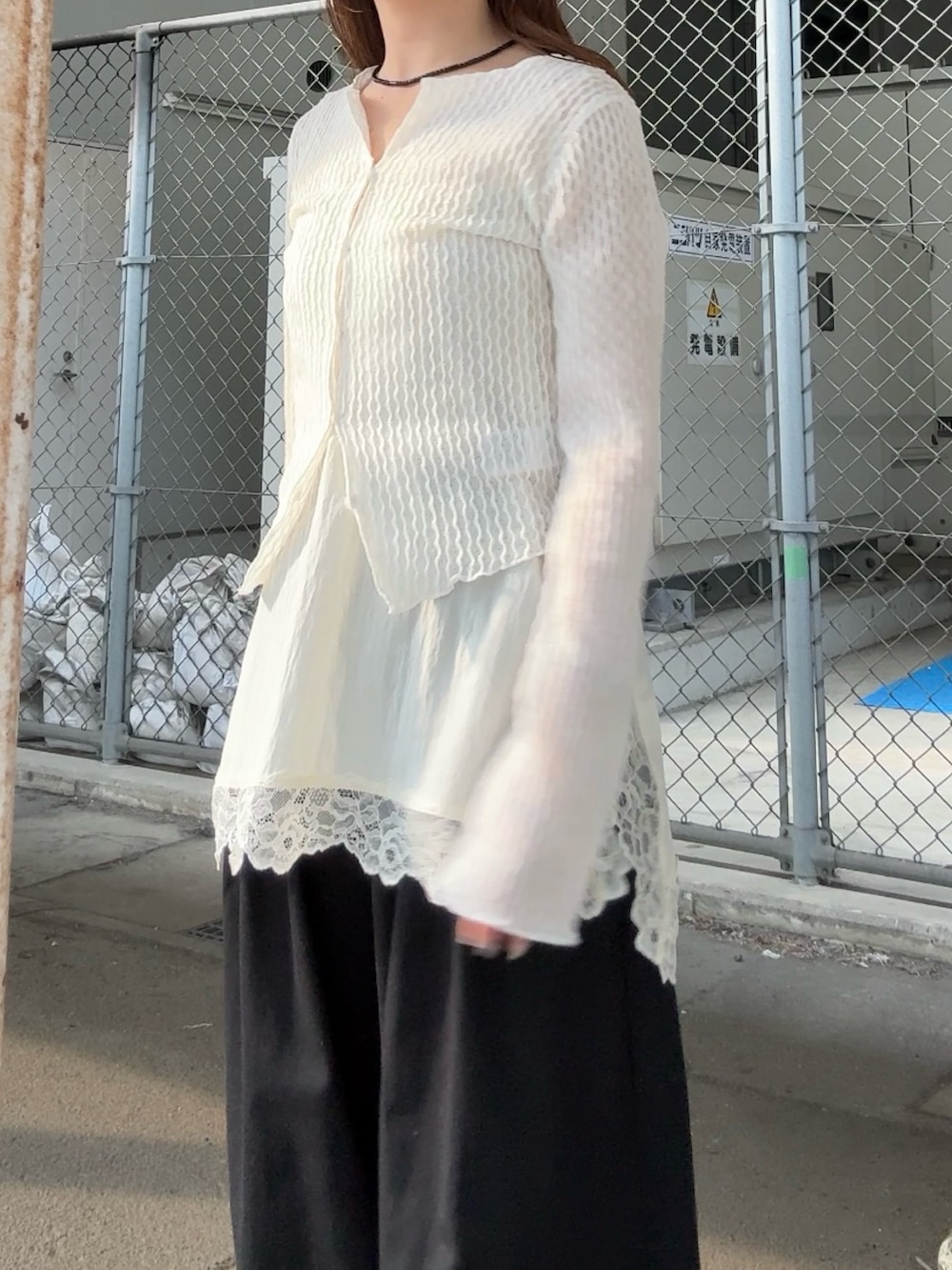 ホワイト系のTシャツ/カットソー、ホワイト系のキャミソール、ブラック系のその他パンツを着用したレディースの春コーディネートの4枚目の写真