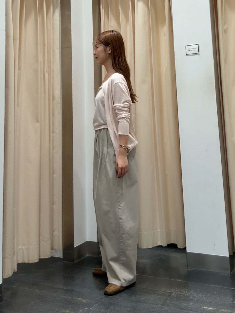 ピンク系のカーディガン/ボレロ、ベージュ系のその他パンツ、ブラウン系のその他シューズを着用したレディースの秋コーディネートの2枚目の写真