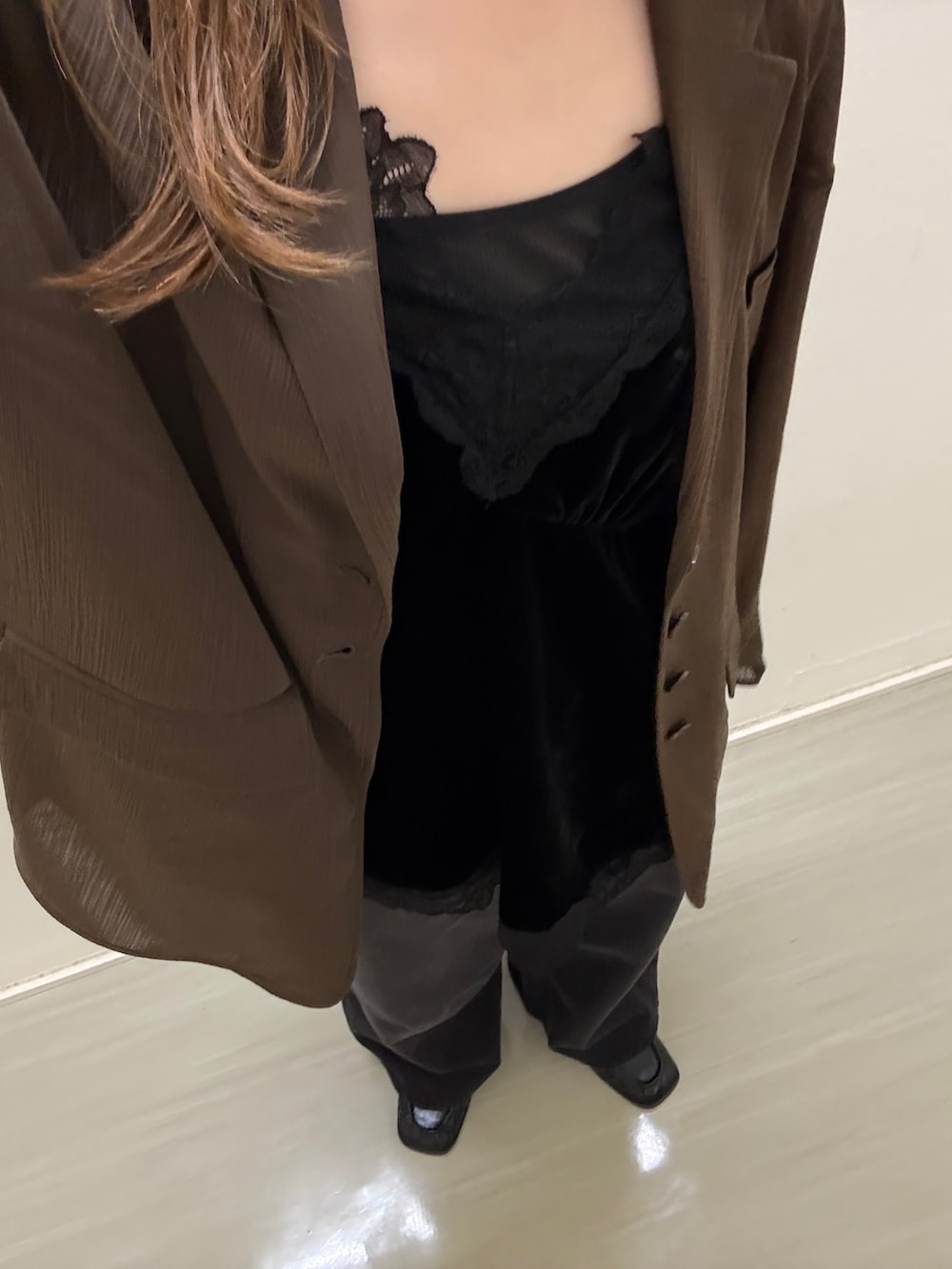 ブラウン系のその他アウター、ブラック系のキャミソール、ブラック系のデニムパンツを着用したレディースの秋コーディネートの4枚目の写真