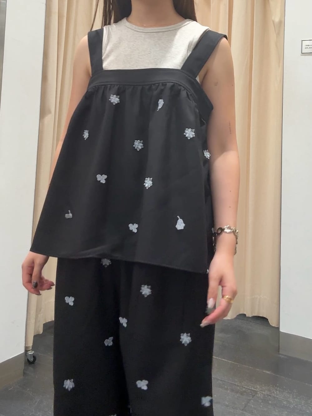 ベージュ系のタンクトップ、ブラック系のシャツ/ブラウス、ブラック系のその他パンツを着用したレディースの夏コーディネートの4枚目の写真