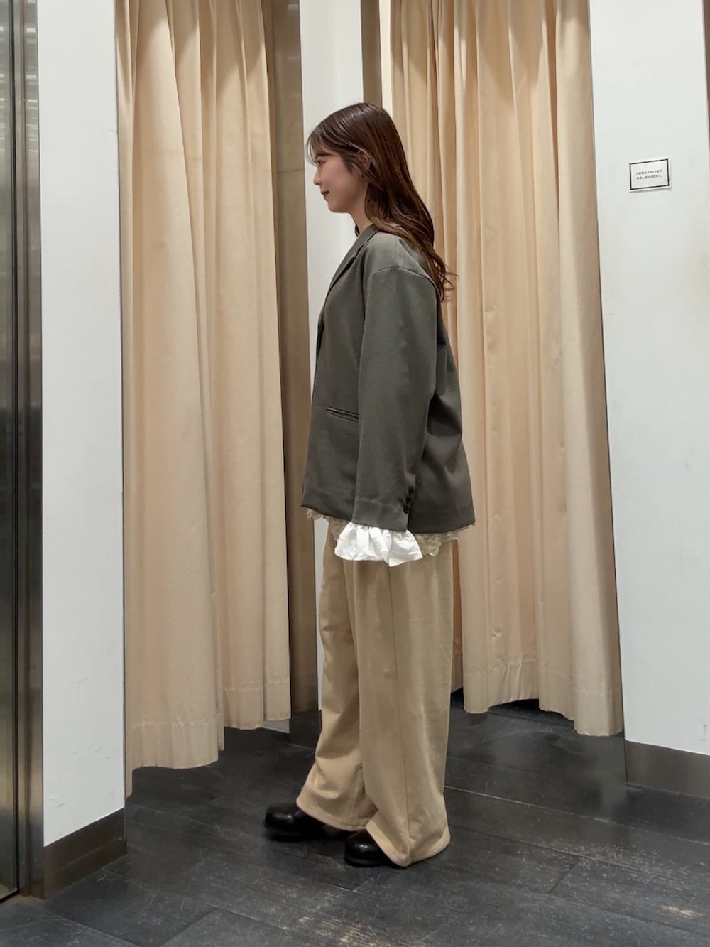 グレー系のその他アウター、ホワイト系のTシャツ/カットソー、ベージュ系のキャミソールを着用したレディースの冬コーディネートの2枚目の写真