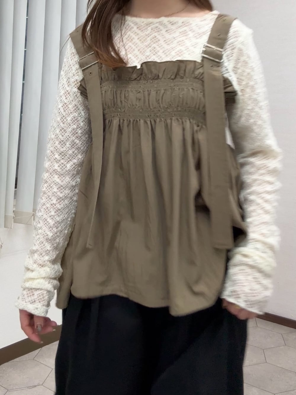 ホワイト系のTシャツ/カットソー、グリーン系のその他トップス、ブラック系のその他パンツを着用したレディースの春コーディネートの4枚目の写真