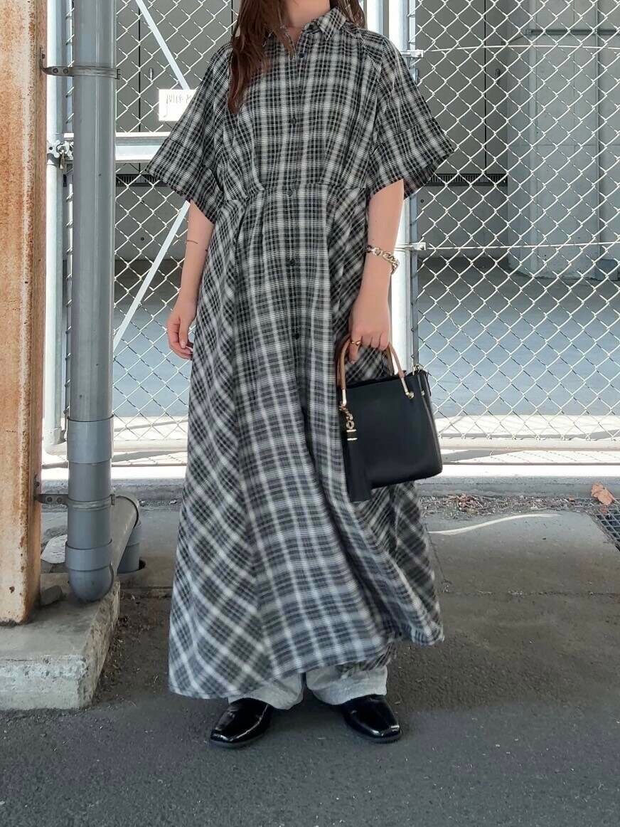 ブラック系のトートバッグ、グレー系のその他パンツ、ブラック系のワンピースを着用したレディースの夏コーディネートの5枚目の写真