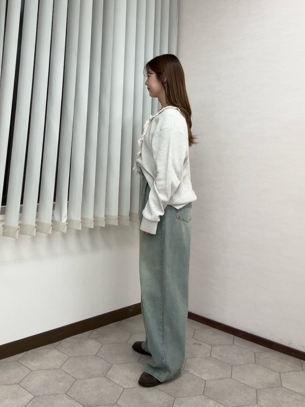 ベージュ系のTシャツ/カットソー、ブルー系のデニムパンツ、ブラウン系のローファーを着用したレディースの春コーディネートの2枚目の写真