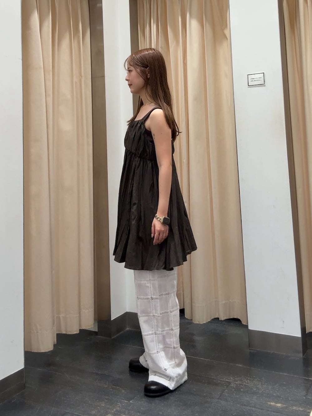 ブラウン系のワンピース、ホワイト系のその他パンツ、ブラック系のサンダルを着用したレディースの夏コーディネートの2枚目の写真