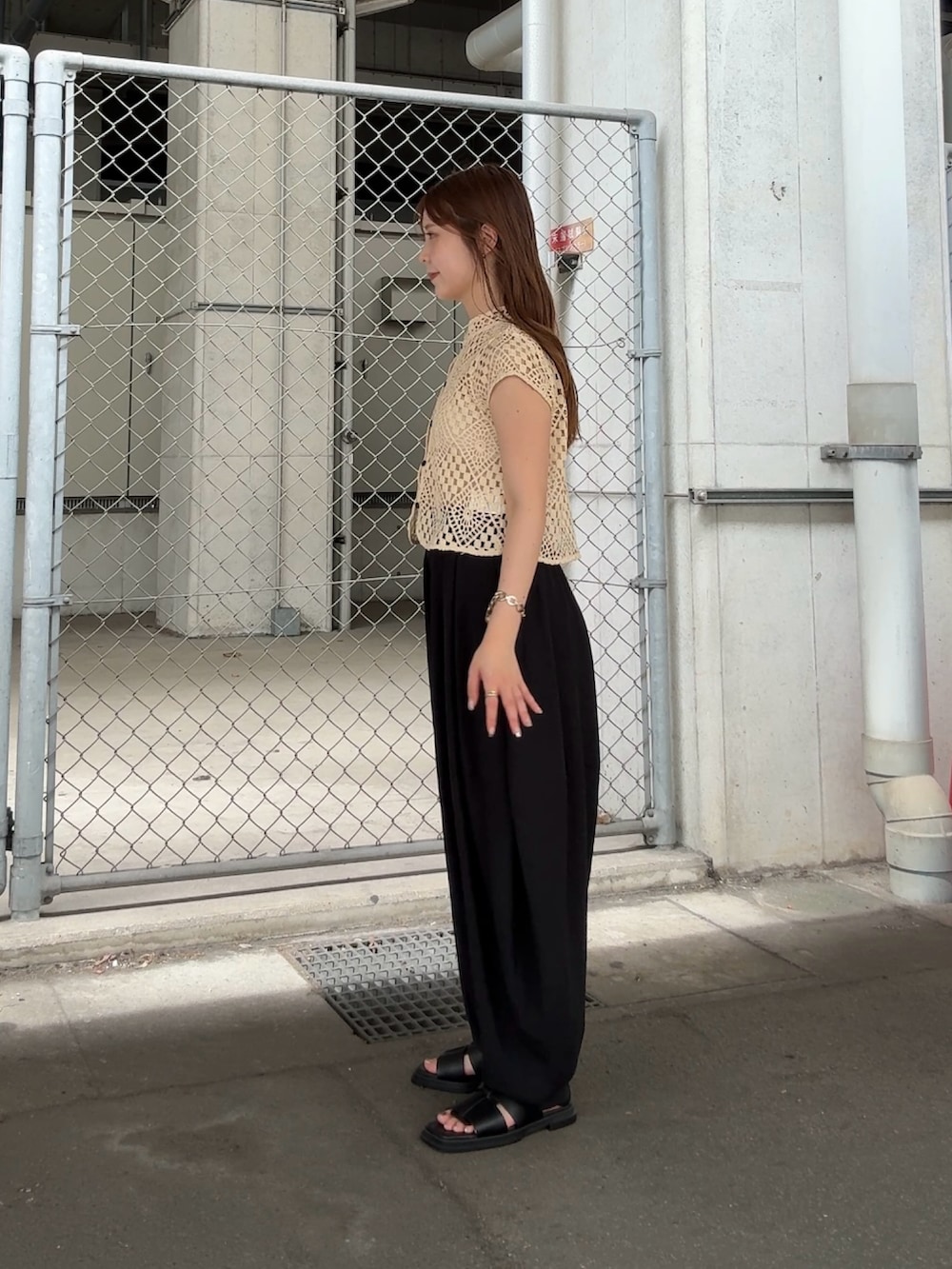 ブラック系のその他パンツ、イエロー系のシャツ/ブラウス、ブラック系のサンダルを着用したレディースの夏コーディネートの2枚目の写真