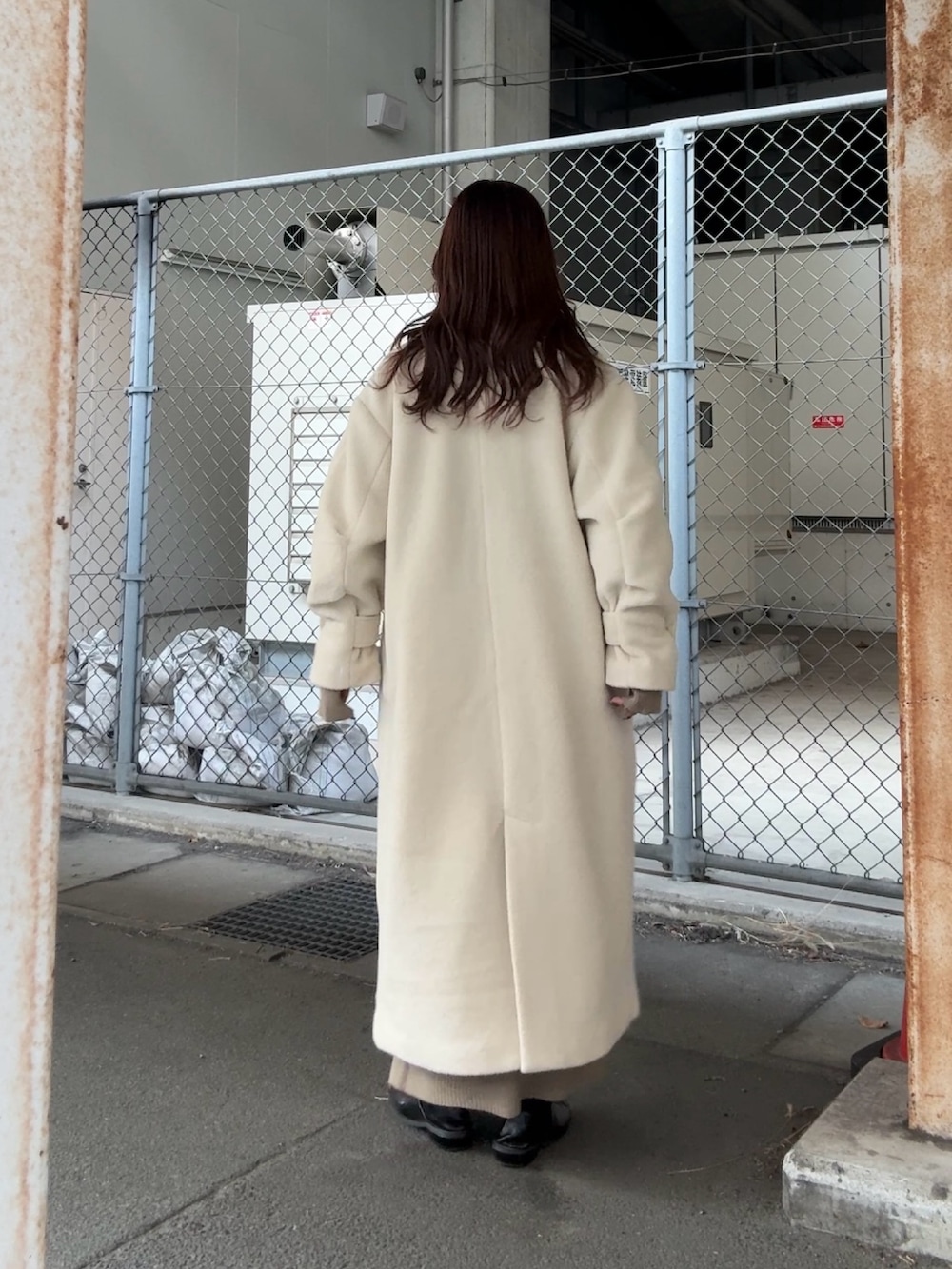 ホワイト系のその他アウター、ベージュ系のワンピースを着用したレディースの冬コーディネートの3枚目の写真