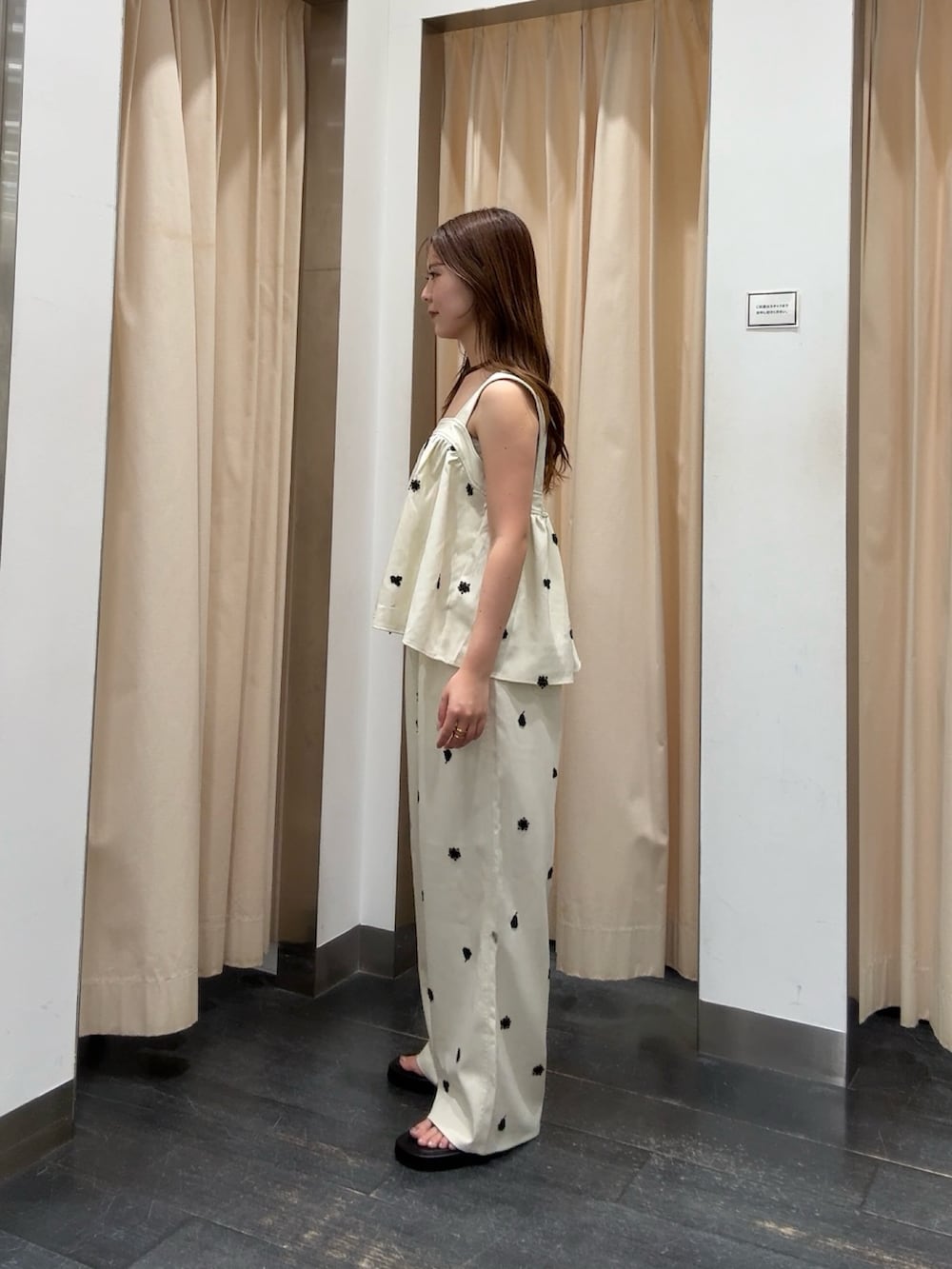 ホワイト系のシャツ/ブラウス、ホワイト系のその他パンツ、ブラウン系のネックレスを着用したレディースの夏コーディネートの2枚目の写真
