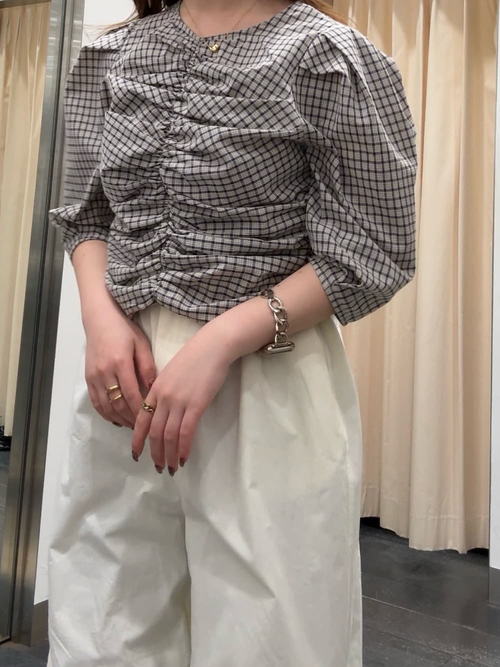 ベージュ系のシャツ/ブラウス、ホワイト系のその他パンツ、ブラック系のその他シューズを着用したレディースの春コーディネートの4枚目の写真