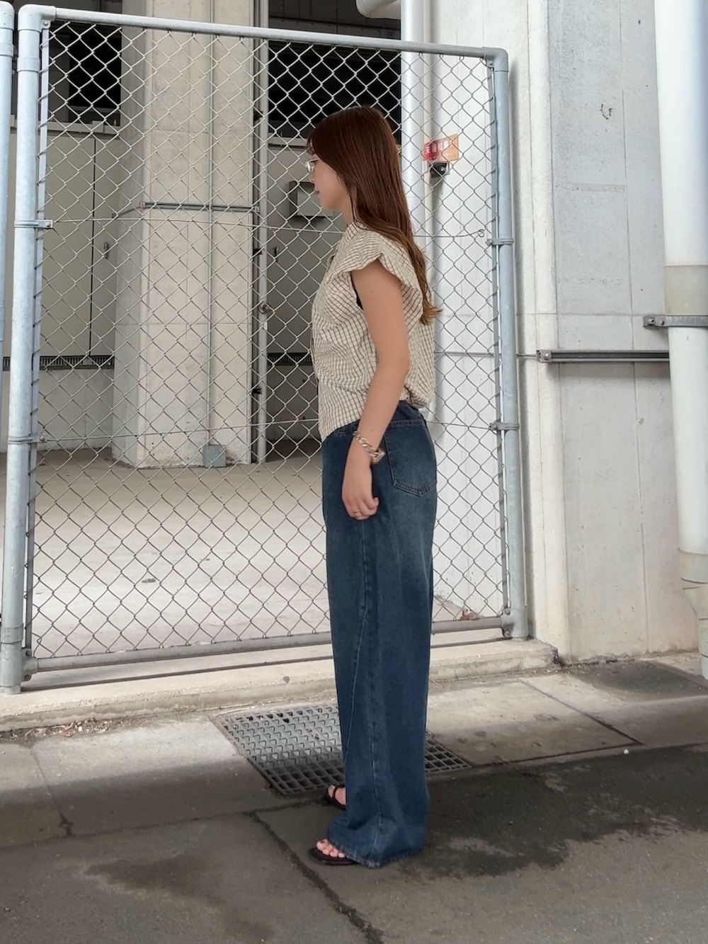 イエロー系のシャツ/ブラウス、ブルー系のデニムパンツ、その他のメガネを着用したレディースの夏コーディネートの2枚目の写真