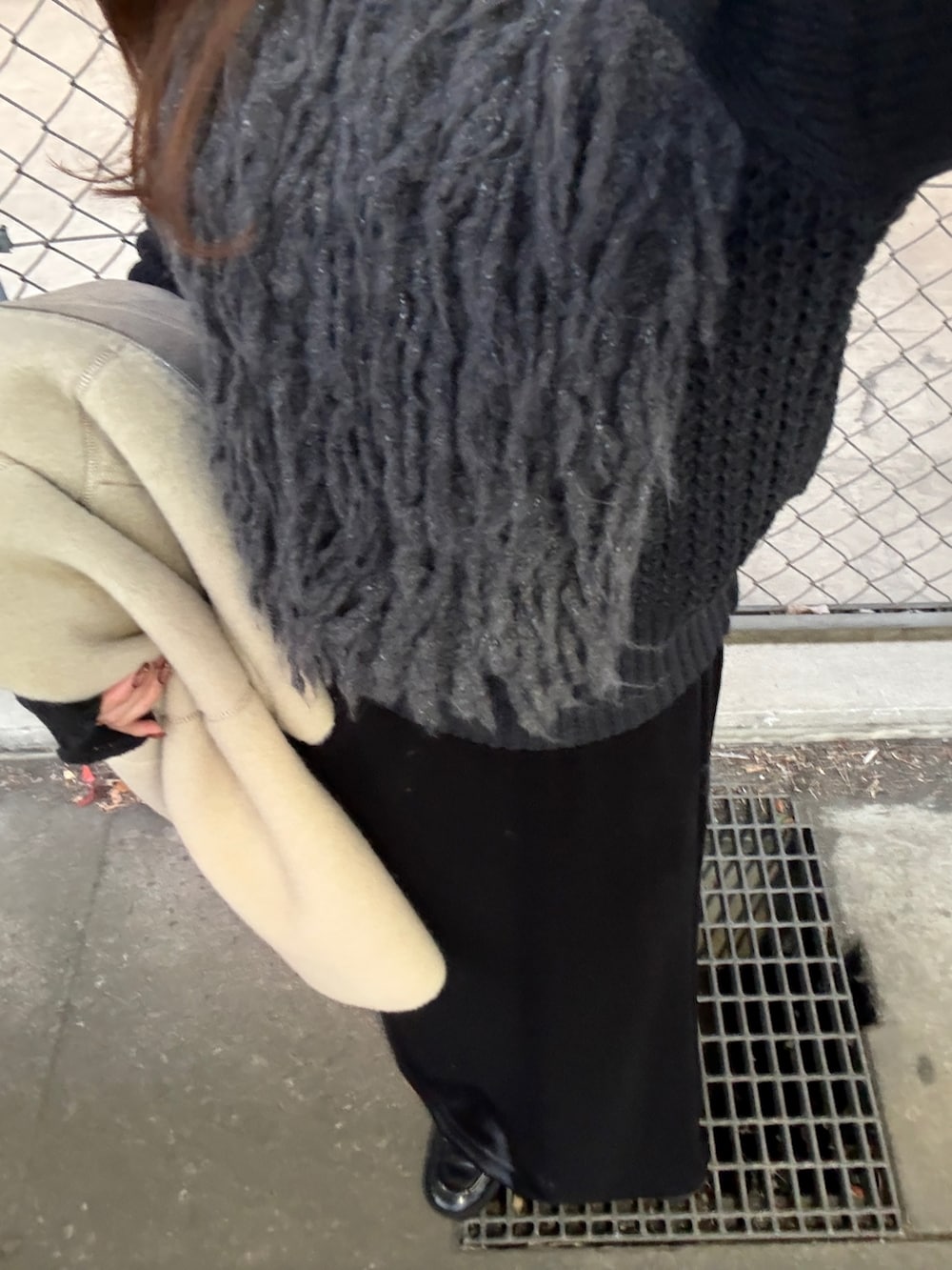 グレー系のニット/セーター、グレー系のスカート、ベージュ系のその他アウターを着用したレディースの冬コーディネートの5枚目の写真