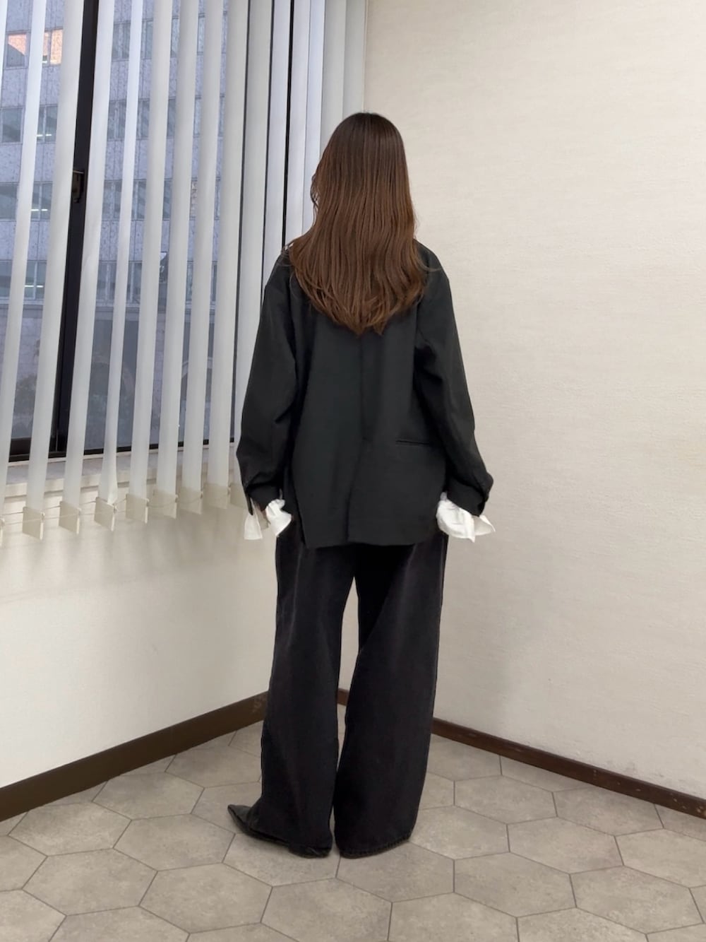 グレー系のその他アウター、ホワイト系のその他トップス、ブラック系のデニムパンツを着用したレディースの春コーディネートの3枚目の写真