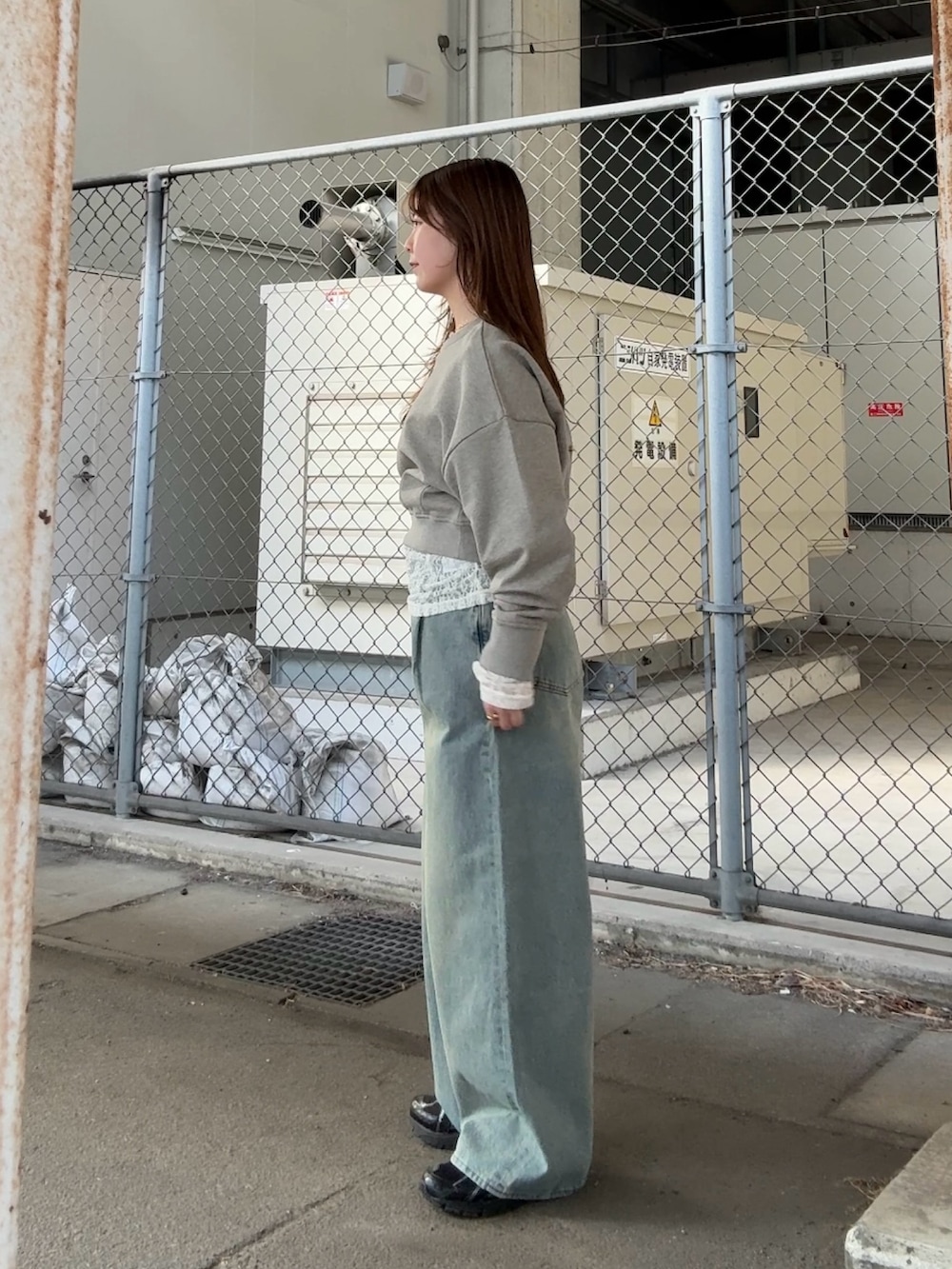 ベージュ系のスウェット、ホワイト系のTシャツ/カットソー、ブルー系のデニムパンツを着用したレディースの冬コーディネートの2枚目の写真