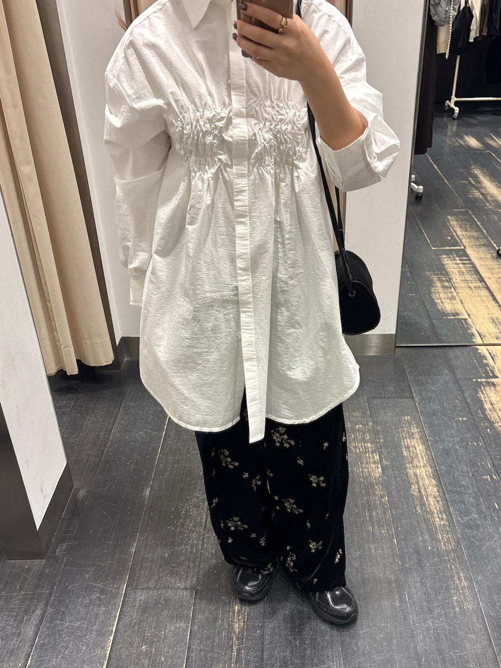 ホワイト系のワンピース、ブラック系のその他パンツ、ブラック系のショルダーバッグを着用したレディースの秋コーディネートの2枚目の写真