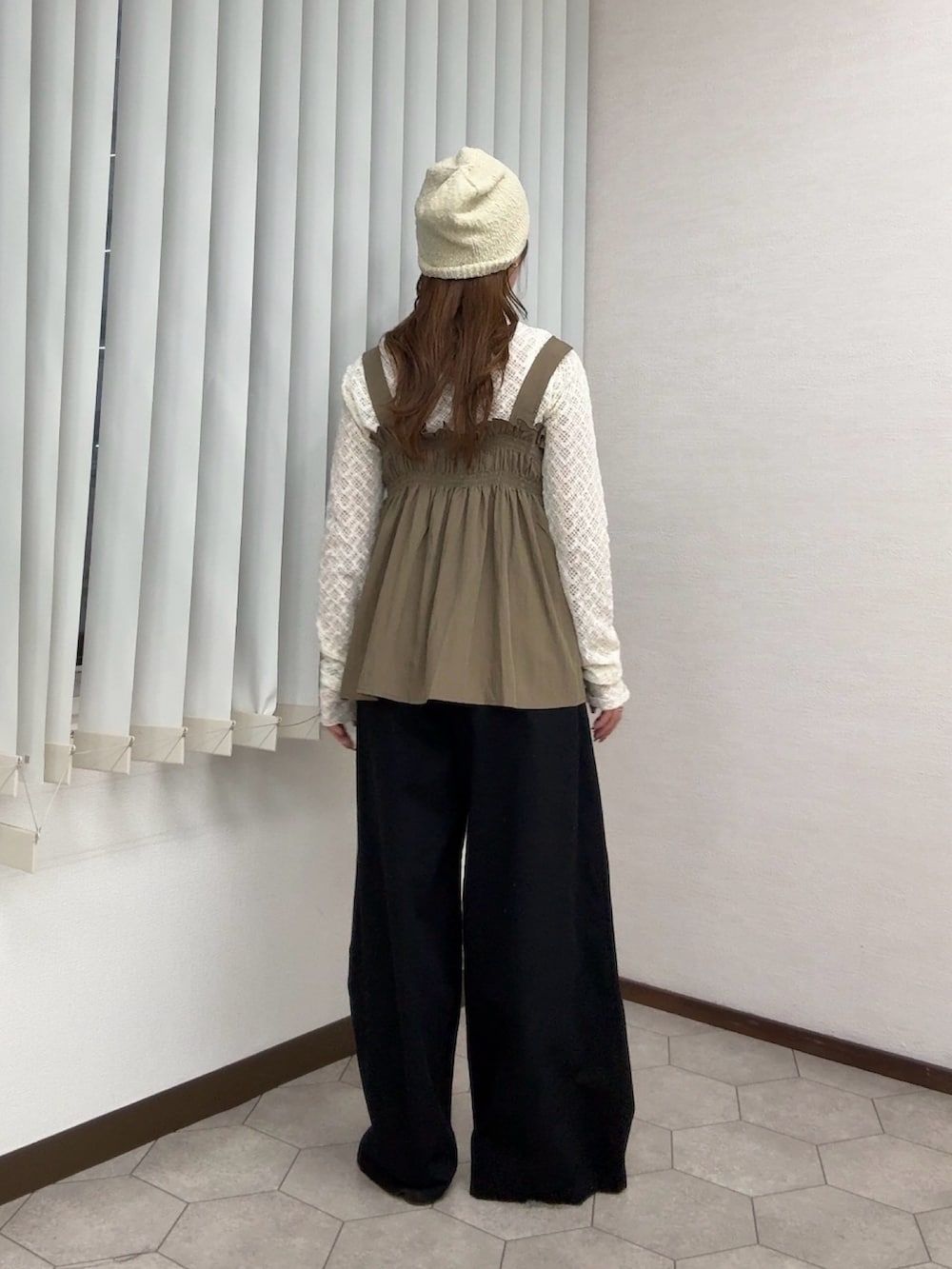 ホワイト系のTシャツ/カットソー、グリーン系のその他トップス、ブラック系のその他パンツを着用したレディースの春コーディネートの3枚目の写真