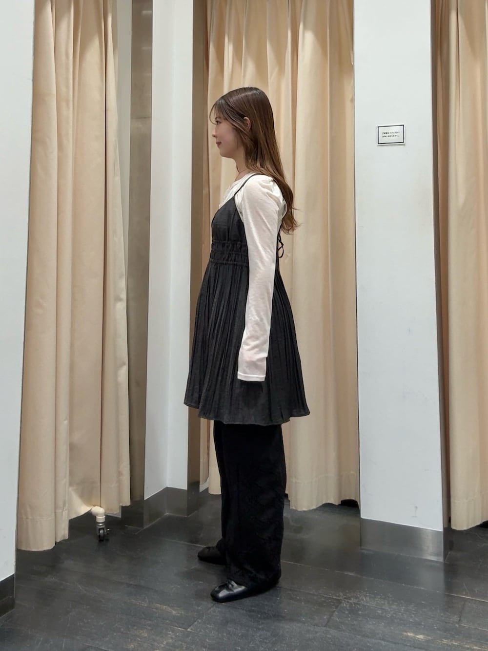 ホワイト系のTシャツ/カットソー、グレー系のワンピース、ブラック系のその他パンツを着用したレディースの春コーディネートの2枚目の写真