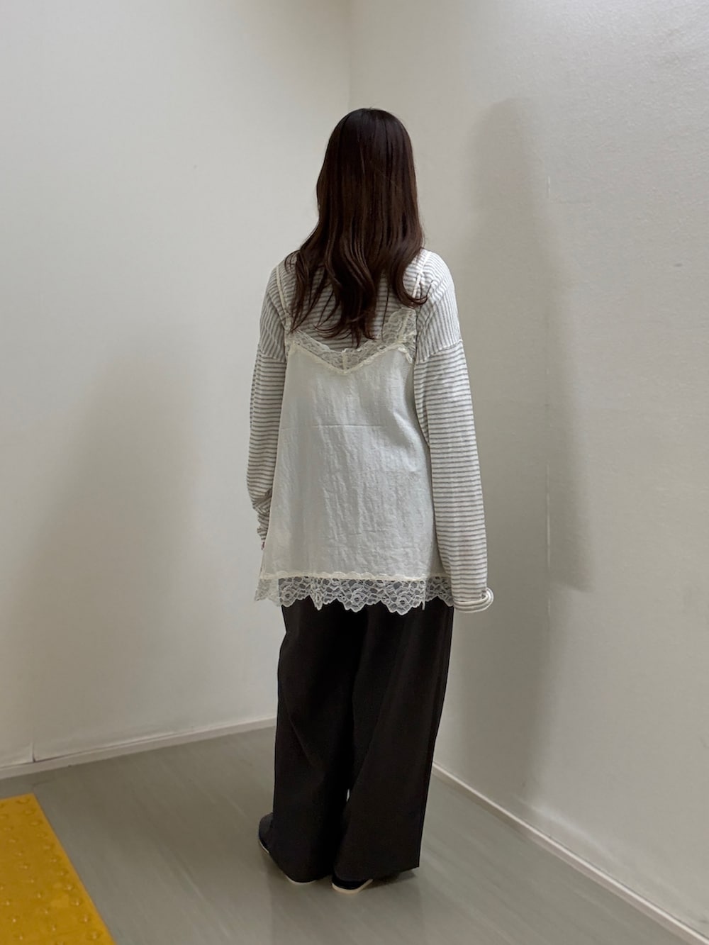 ホワイト系のニット/セーター、ホワイト系のキャミソール、ブラウン系のその他パンツを着用したレディースの冬コーディネートの3枚目の写真