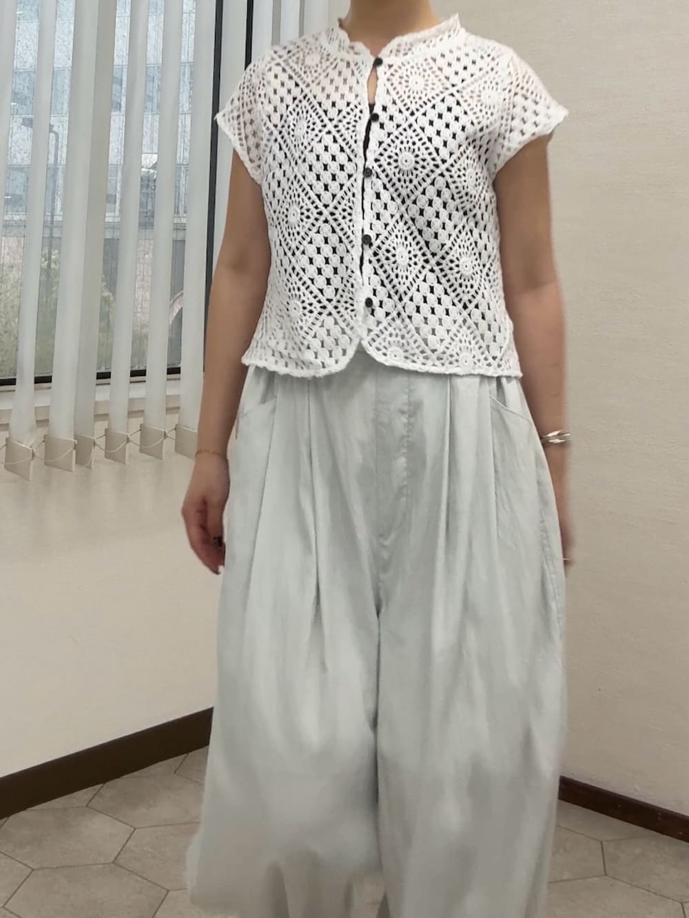 ホワイト系のシャツ/ブラウス、ブルー系のその他パンツ、ブラック系のサンダルを着用したレディースの夏コーディネートの4枚目の写真