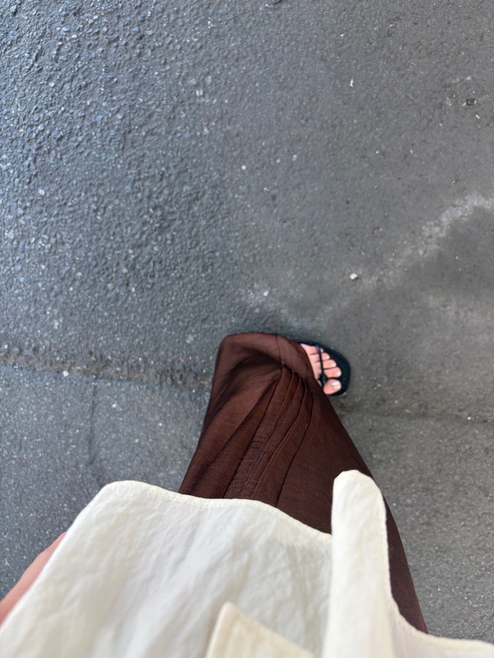 ホワイト系のその他トップス、ブラウン系のその他パンツ、ブラウン系のネックレスを着用したレディースの夏コーディネートの4枚目の写真