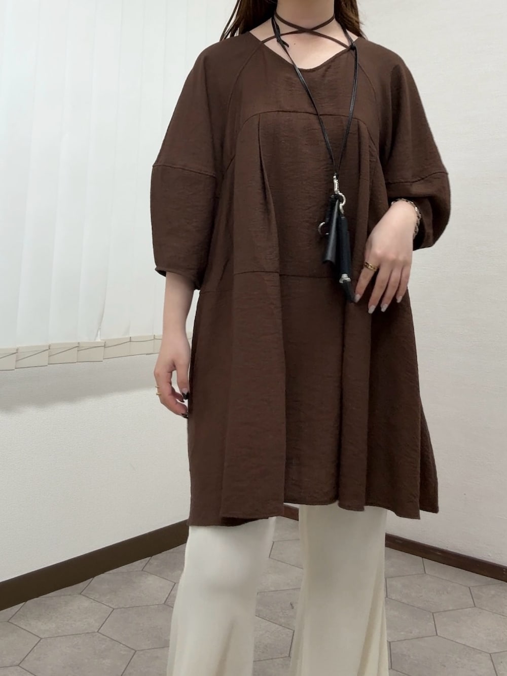 ブラウン系のワンピース、ホワイト系のその他パンツ、ブラウン系のローファーを着用したレディースの春コーディネートの4枚目の写真