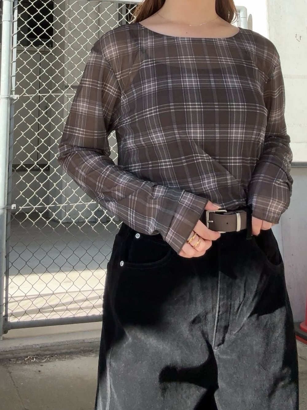 グリーン系のTシャツ/カットソー、ブラック系のその他パンツ、ブラック系のニットキャップ/ビーニーを着用したレディースの夏コーディネートの4枚目の写真