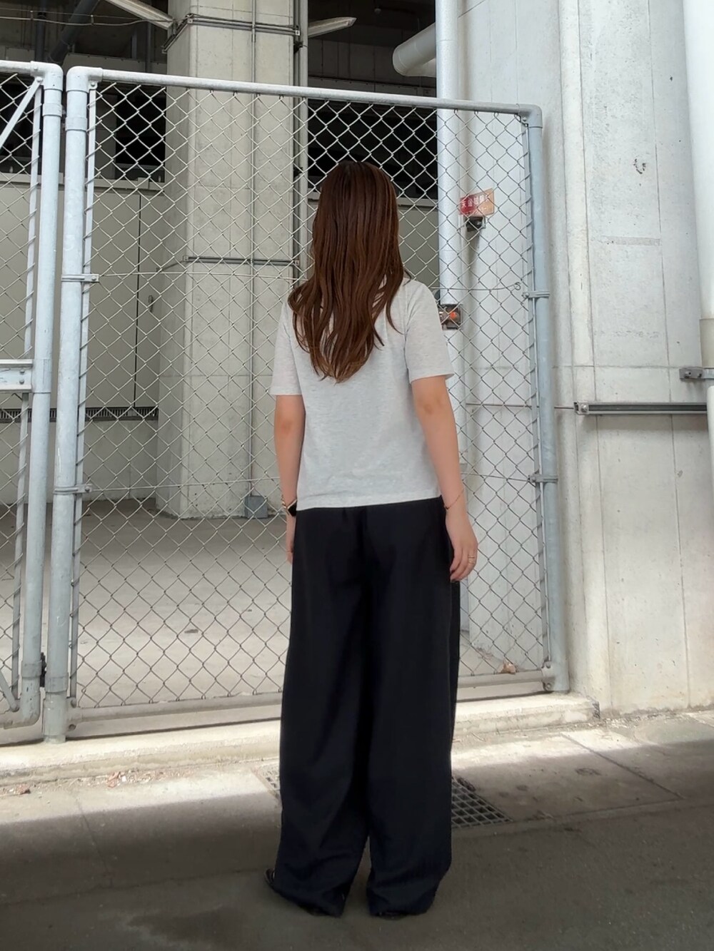 ベージュ系のTシャツ/カットソー、ブルー系のその他パンツを着用したレディースの夏コーディネートの3枚目の写真