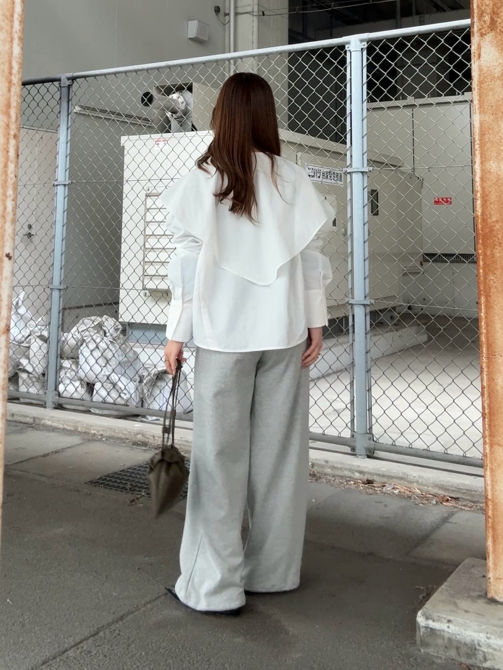 ブラック系のシャツ/ブラウス、グリーン系のショルダーバッグ、グレー系のその他パンツを着用したレディースの冬コーディネートの3枚目の写真