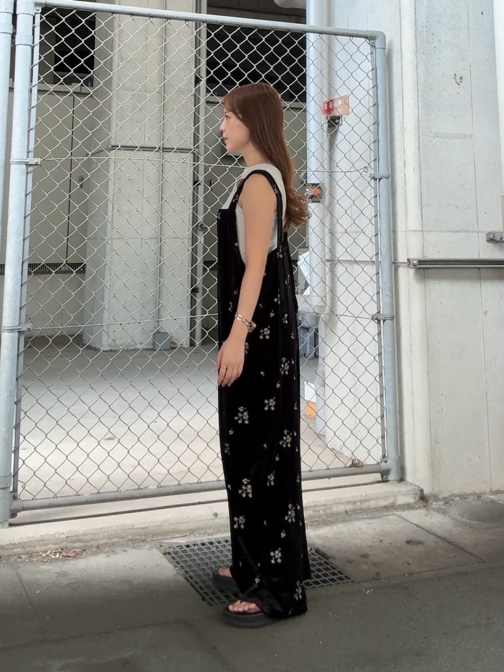 ベージュ系のタンクトップ、ブラック系のその他パンツ、ブラウン系のバングル/リストバンドを着用したレディースの夏コーディネートの2枚目の写真