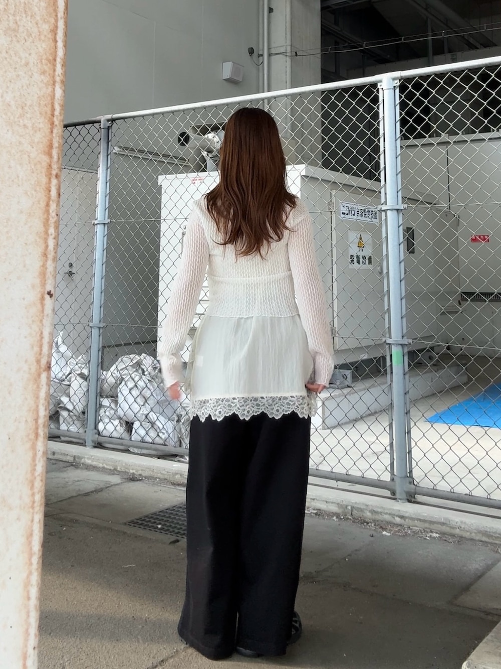 ホワイト系のTシャツ/カットソー、ホワイト系のキャミソール、ブラック系のその他パンツを着用したレディースの春コーディネートの3枚目の写真