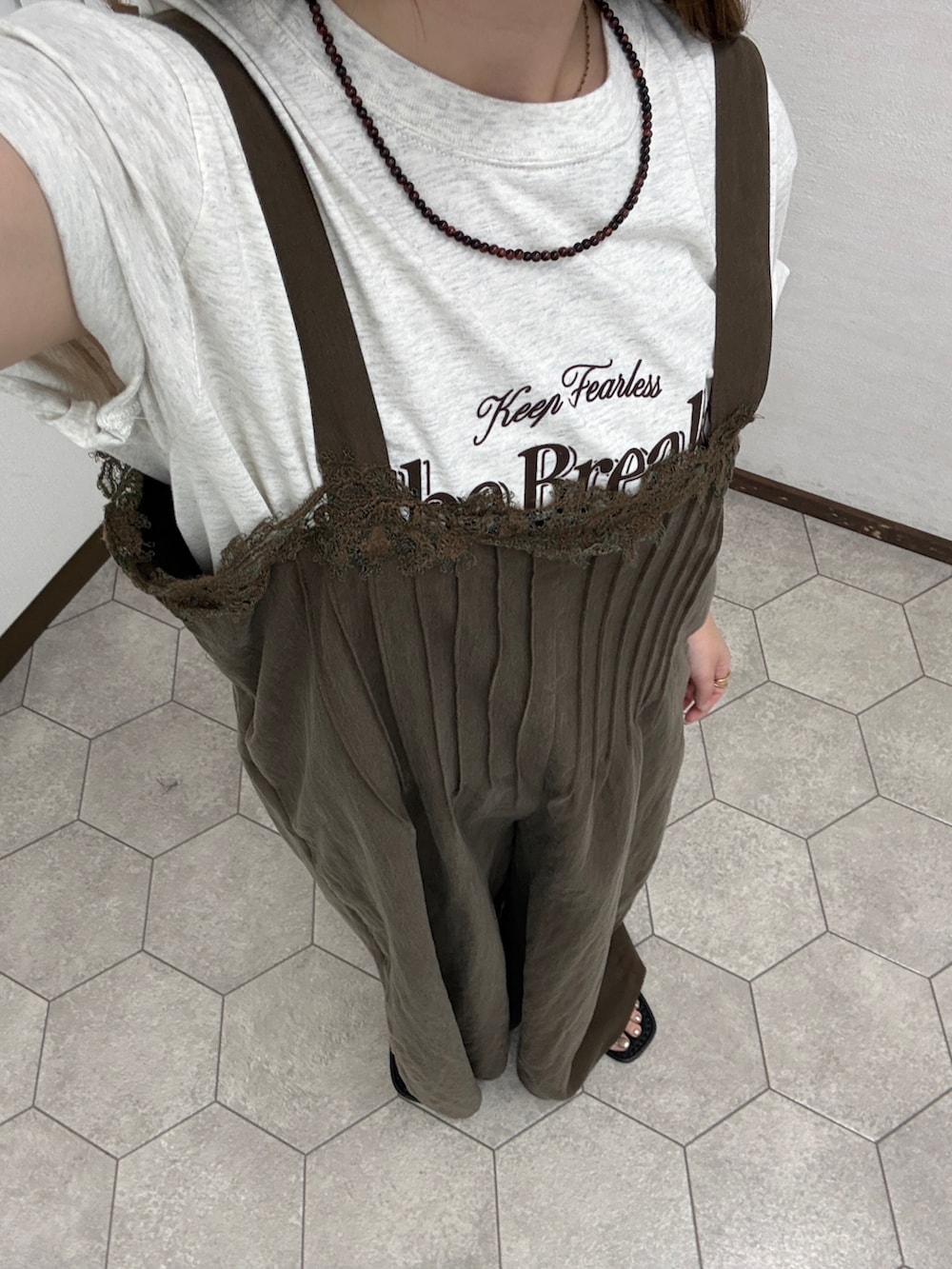 ブラウン系のその他パンツ、ベージュ系のTシャツ/カットソー、ブラウン系のネックレスを着用したレディースの夏コーディネートの4枚目の写真
