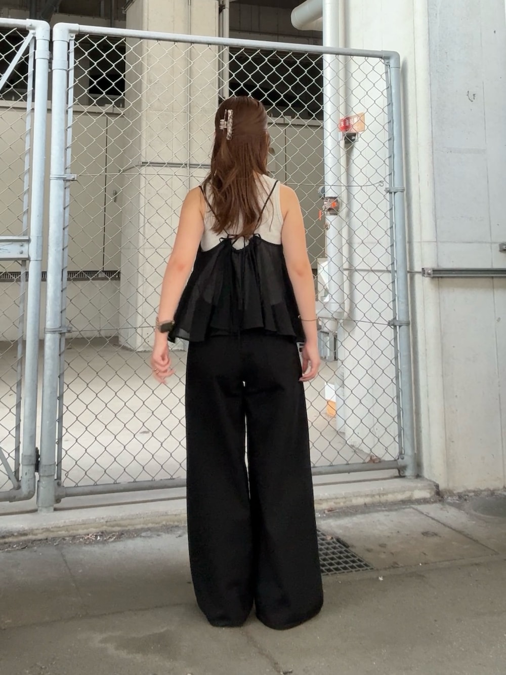 ブラック系のその他トップス、ベージュ系のタンクトップ、ブラック系のその他パンツを着用したレディースの夏コーディネートの3枚目の写真