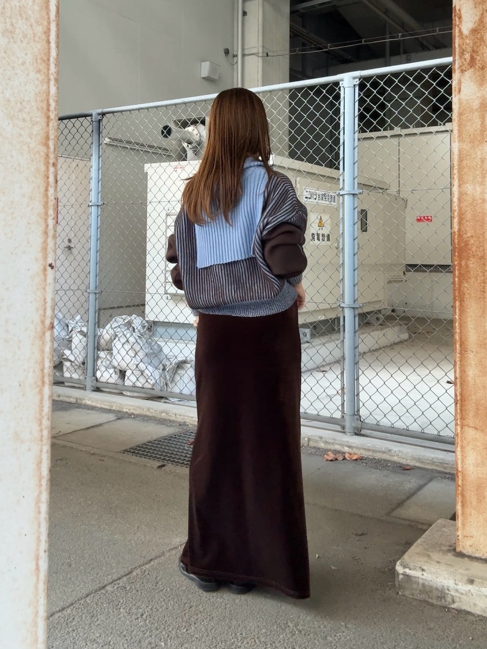 ブルー系のニット/セーター、ブラウン系のスカートを着用したレディースの秋コーディネートの4枚目の写真