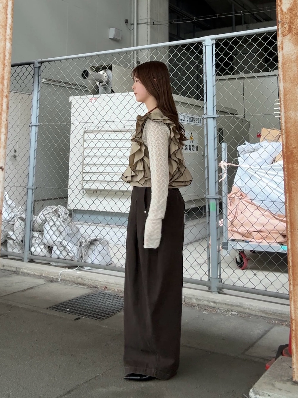 ベージュ系のシャツ/ブラウス、ホワイト系のTシャツ/カットソー、グレー系のその他パンツを着用したレディースの春コーディネートの2枚目の写真