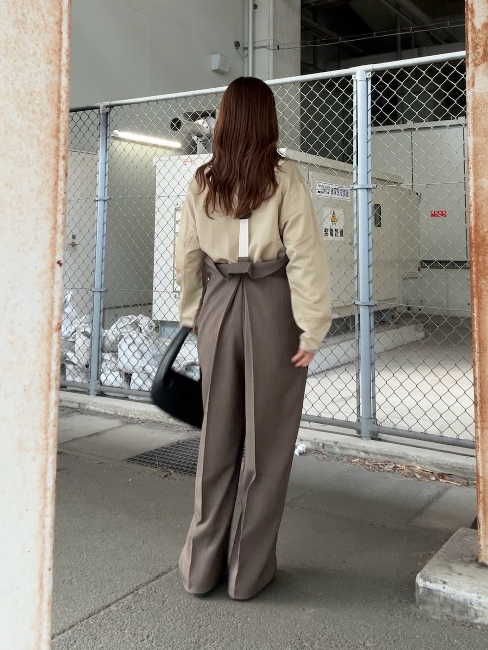 ベージュ系のシャツ/ブラウス、ブラウン系のその他パンツ、ブラック系のショルダーバッグを着用したレディースの冬コーディネートの3枚目の写真