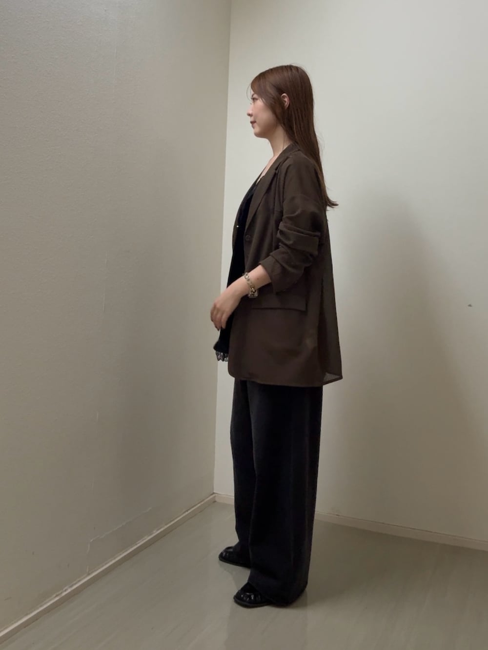 ブラウン系のその他アウター、ブラック系のキャミソール、ブラック系のデニムパンツを着用したレディースの秋コーディネートの2枚目の写真