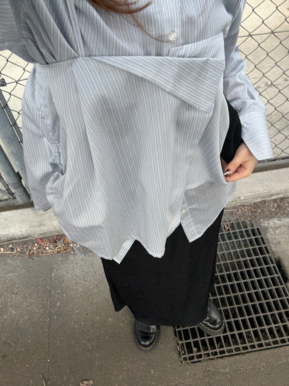 ブラック系のスカート、グレー系のシャツ/ブラウス、ブラック系のニットキャップ/ビーニーを着用したレディースの冬コーディネートの4枚目の写真