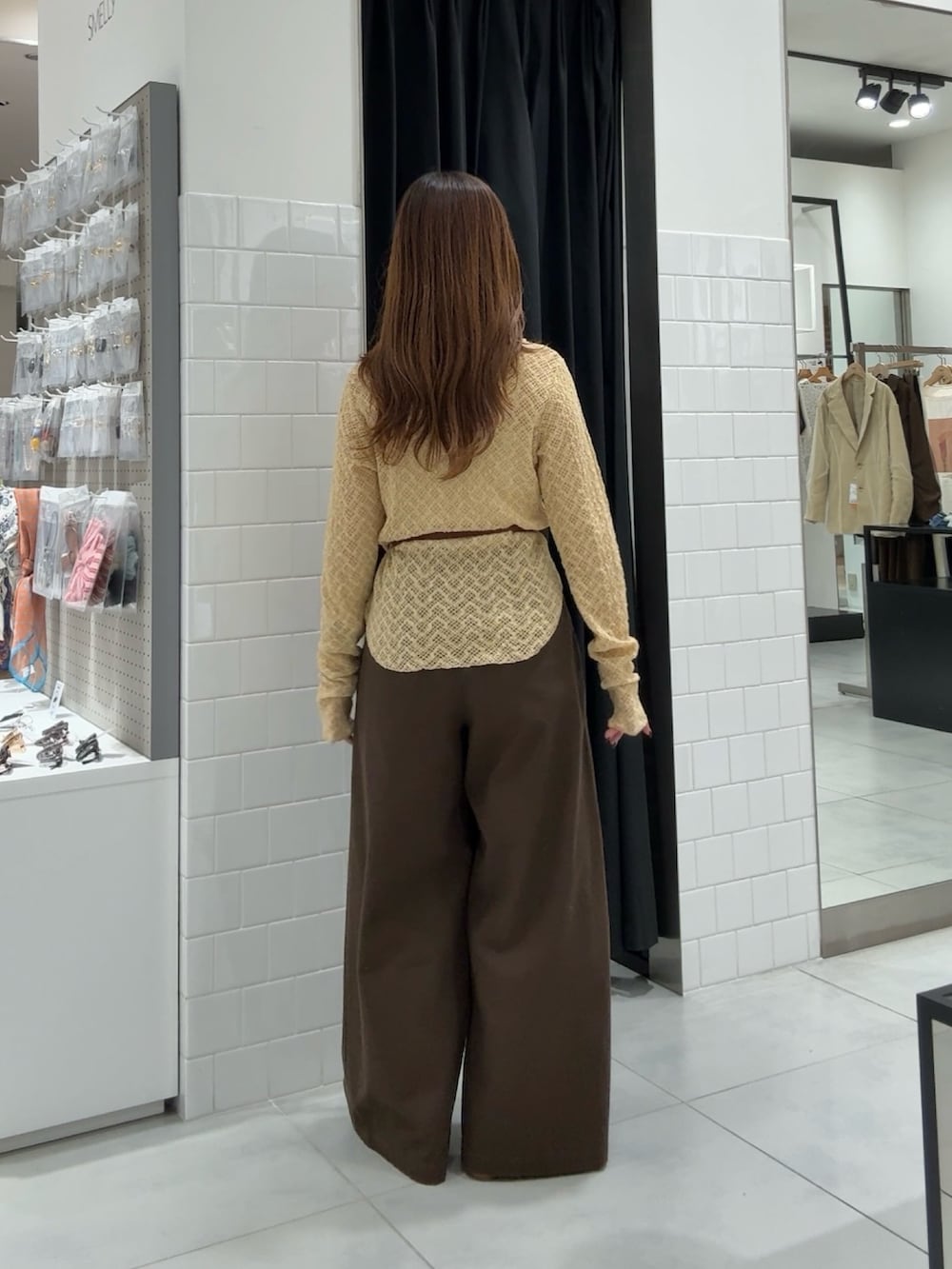 ベージュ系のTシャツ/カットソー、ブラウン系のその他パンツ、ブラウン系のサンダルを着用したレディースの春コーディネートの3枚目の写真