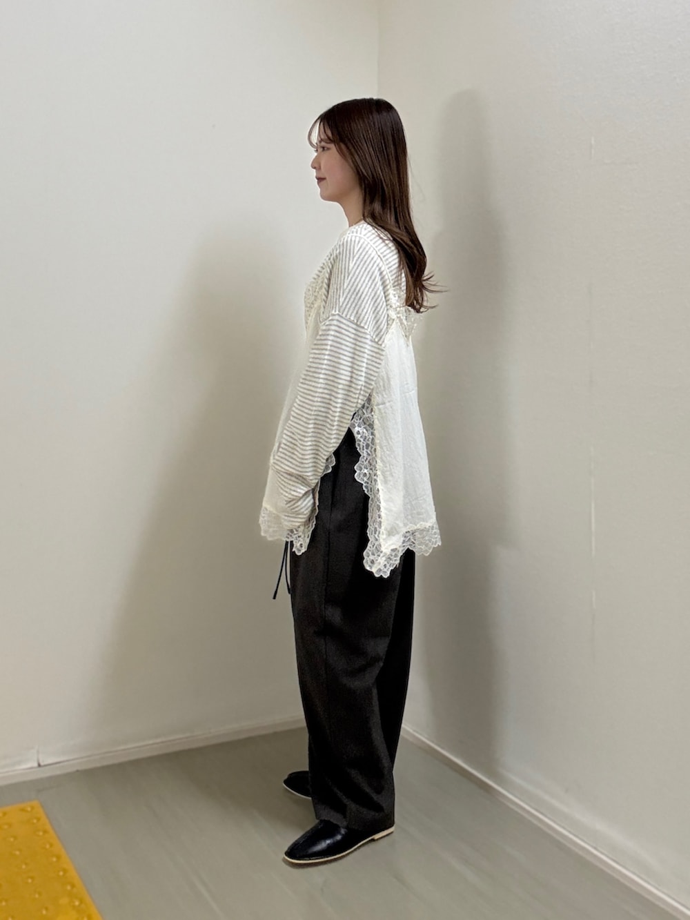 ホワイト系のニット/セーター、ホワイト系のキャミソール、ブラウン系のその他パンツを着用したレディースの冬コーディネートの2枚目の写真