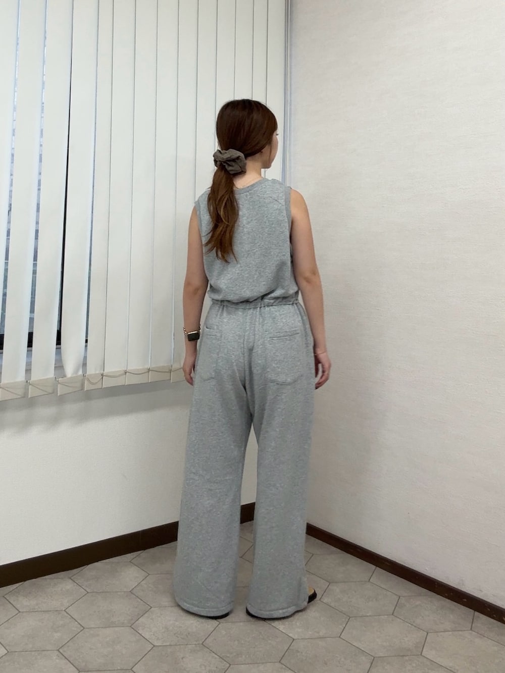 グレー系のその他パンツ、ベージュ系のサンダル、ブラウン系のヘアゴムを着用したレディースの夏コーディネートの3枚目の写真