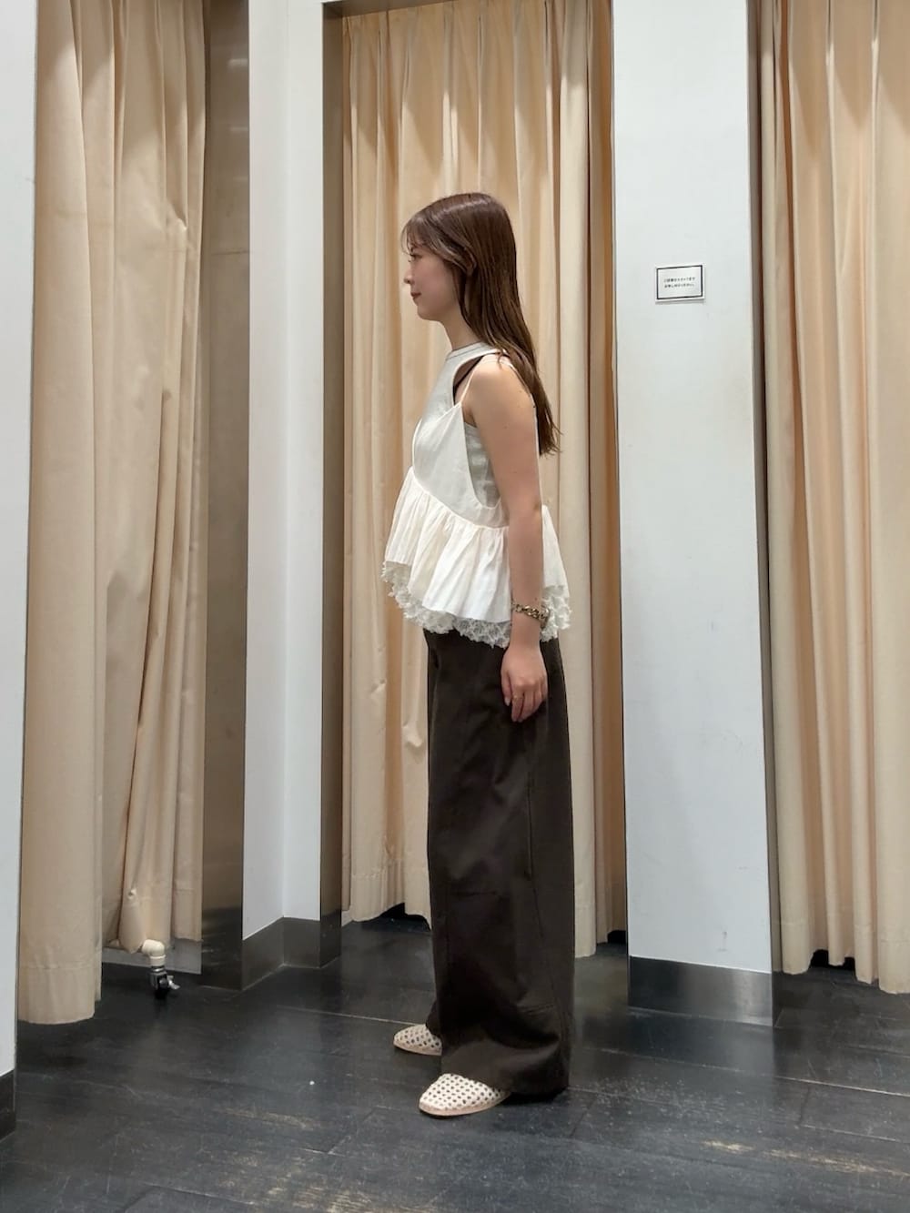 ベージュ系のタンクトップ、ホワイト系のその他トップス、グレー系のその他パンツを着用したレディースの夏コーディネートの2枚目の写真